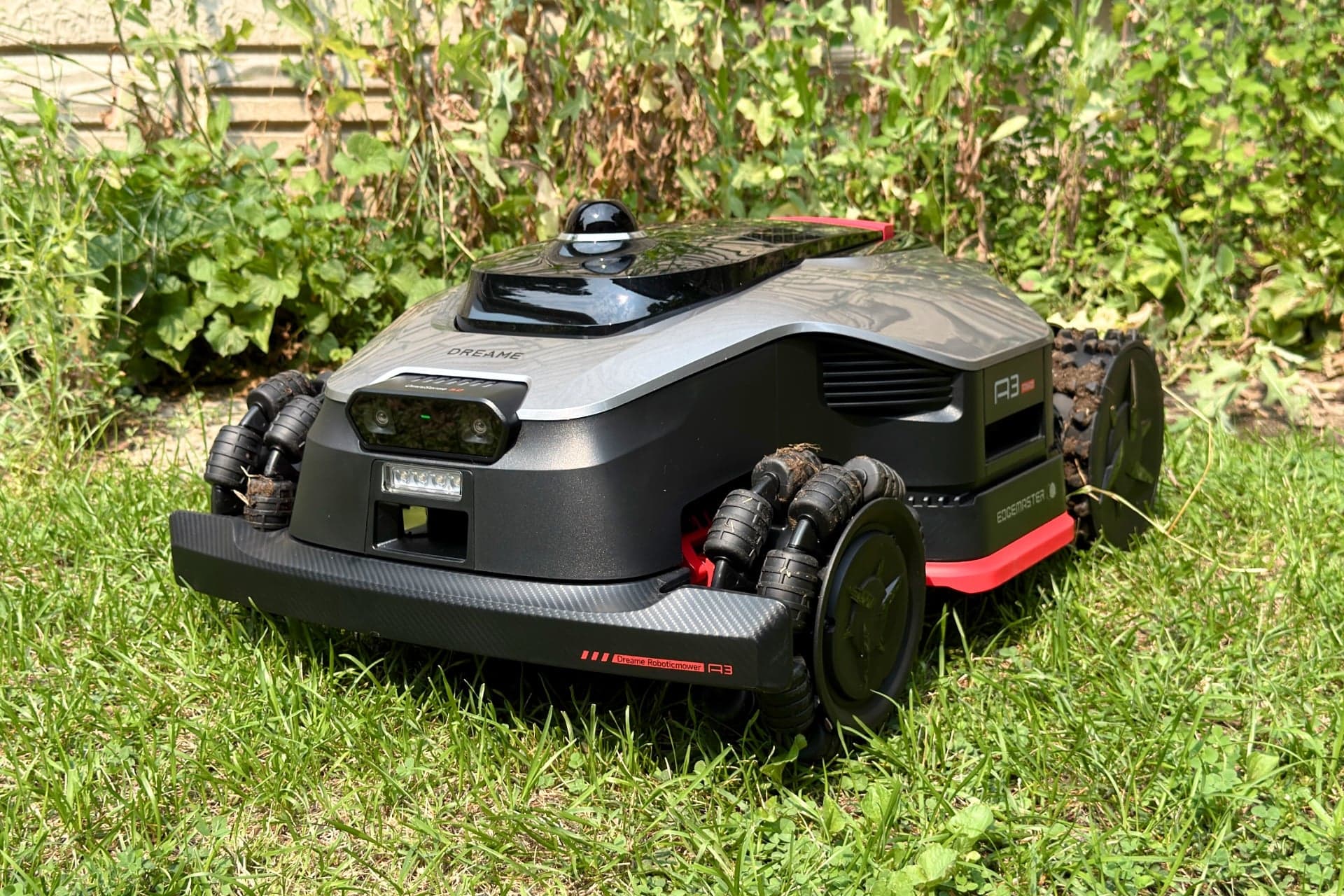 Dreame A3 AWD Pro 3500 photographed from a three-quarter view — © Wes Davis / Gizmodo
