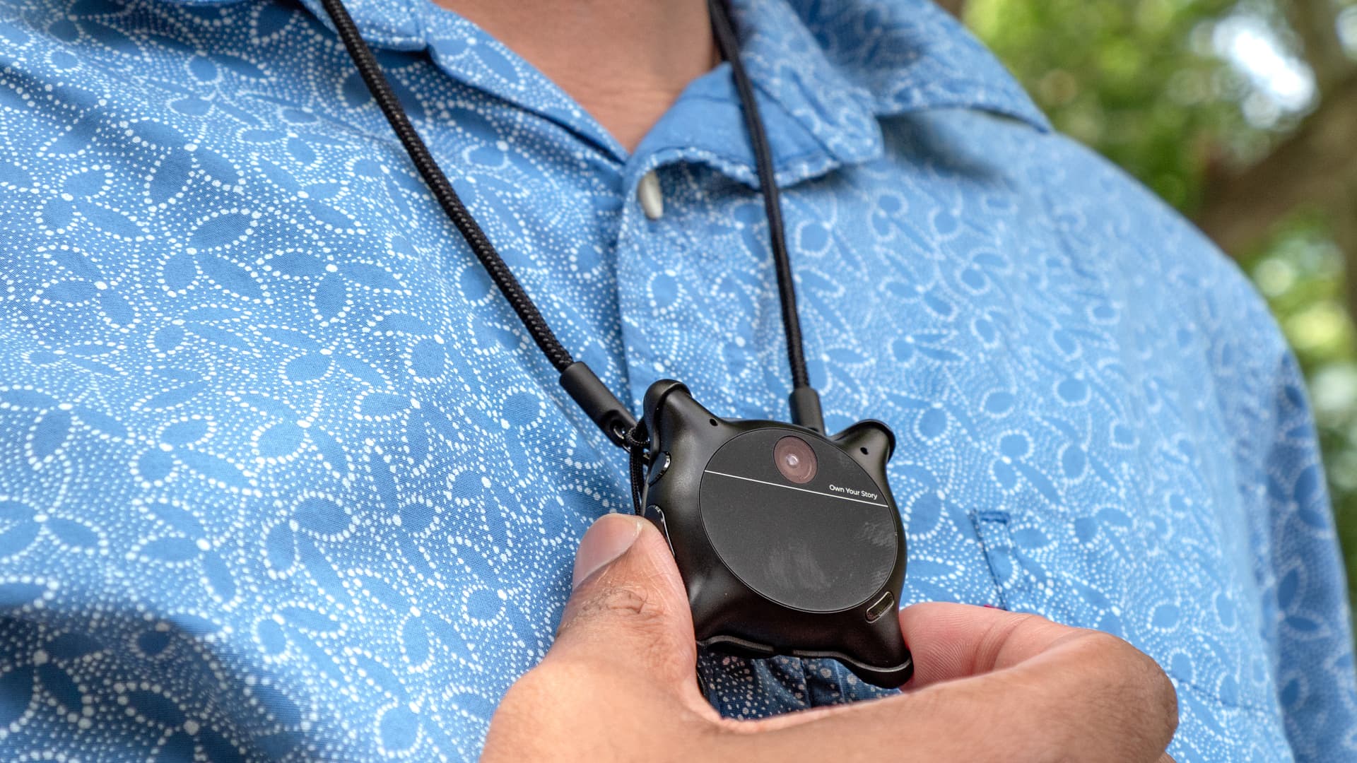 A person wearing the Looki L1 around their neck
