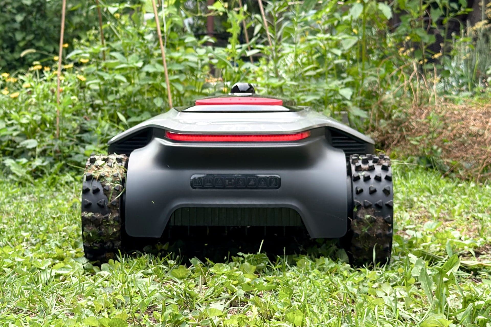 The Dreame A3 AWD Pro 3500 from the rear — © Wes Davis / Gizmodo
