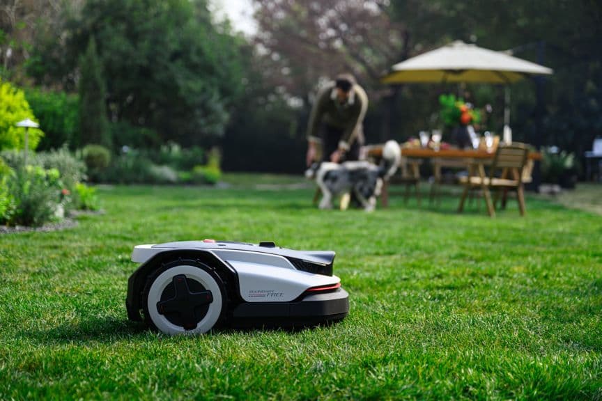 The RockNeo Q2 LiDAR mower can navigate narrow passages without boundary wires. — Cunion
