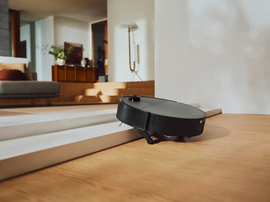 Saros 20 Flow using its lift system to cross thresholds.
