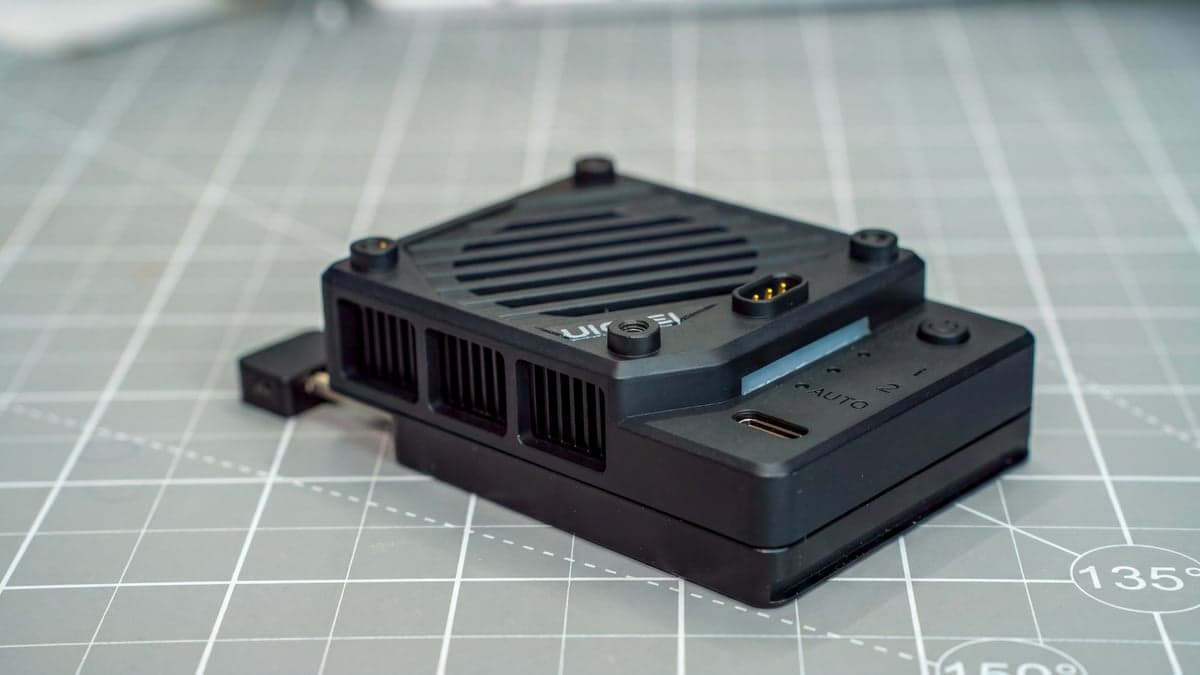 The Ulanzi CU01 thermoelectric camera cooler fully assembled with its 3,000mAh magnetic battery pack docked seamlessly into place