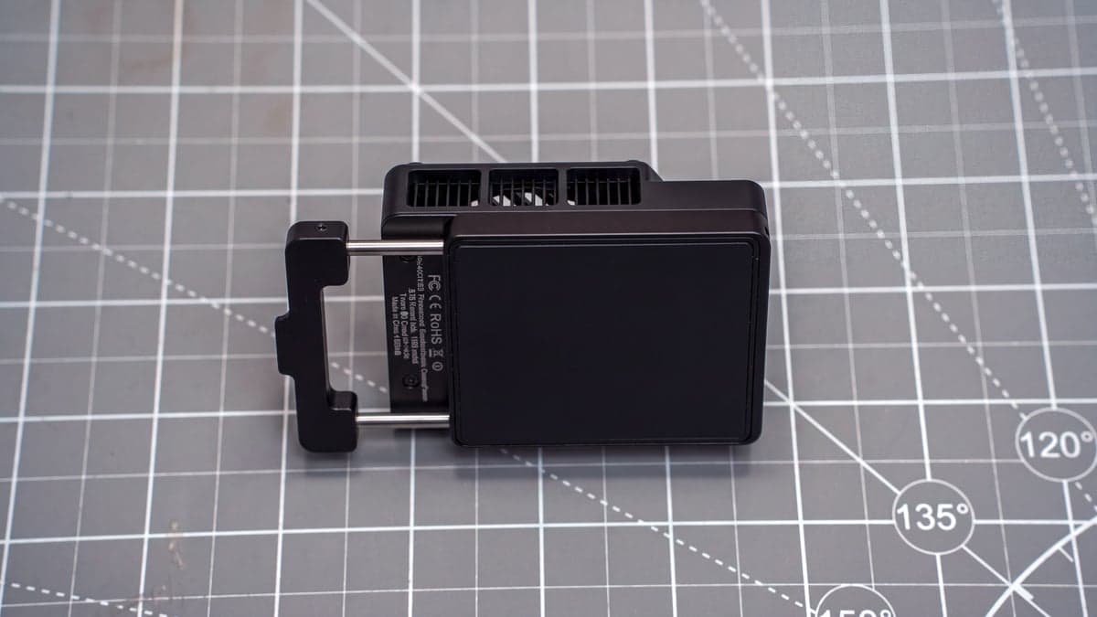 Underside of the Ulanzi CU01 showcasing the polished thermoelectric contact plate and the spring-loaded sliding mounting mechanism