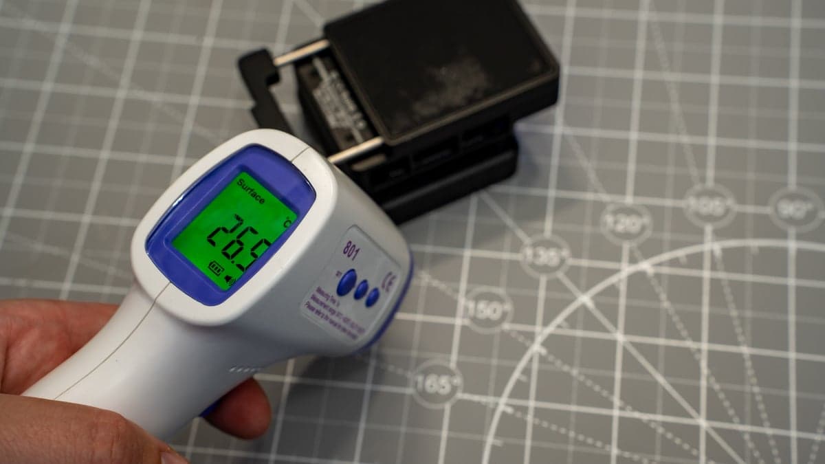 Calibrated infrared thermometer baseline reading showing ambient room temperature at 26.5°C prior to cooler activation