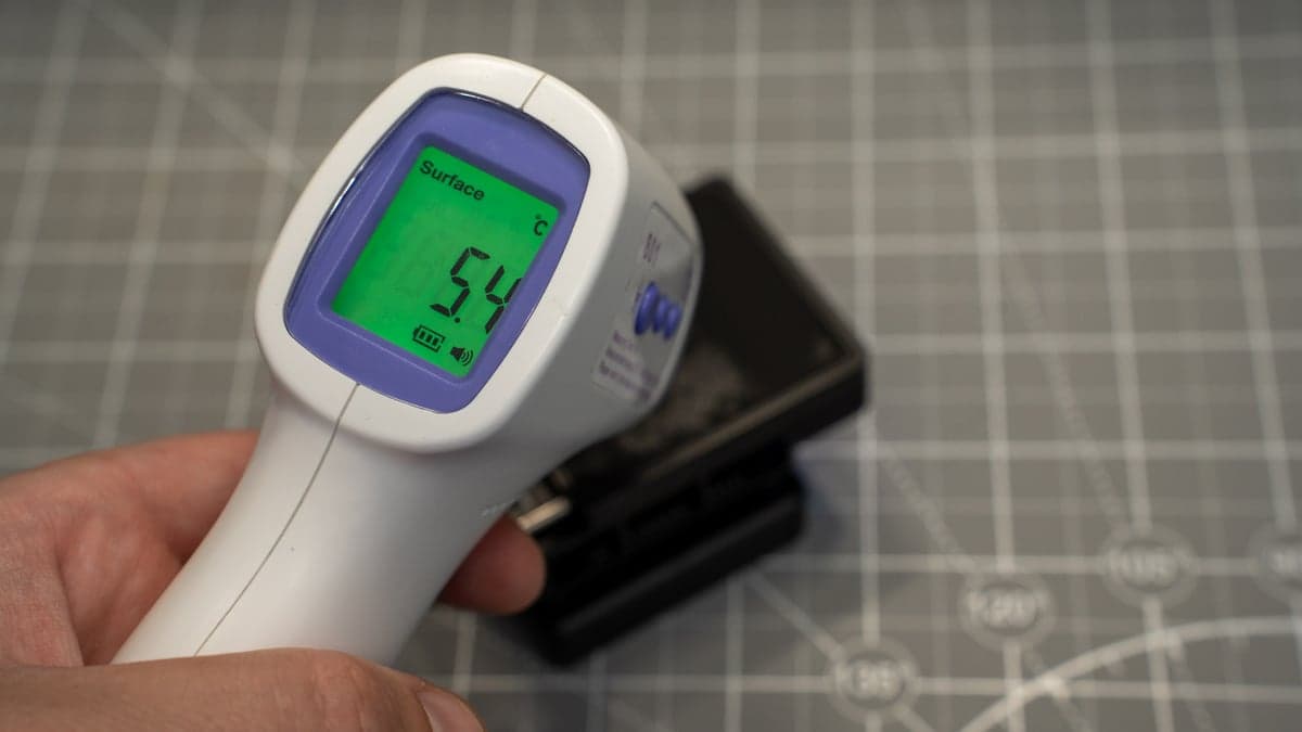 Infrared pyrometer measurement showing stabilized steady-state cold plate temperature of 5.4°C under sustained operation